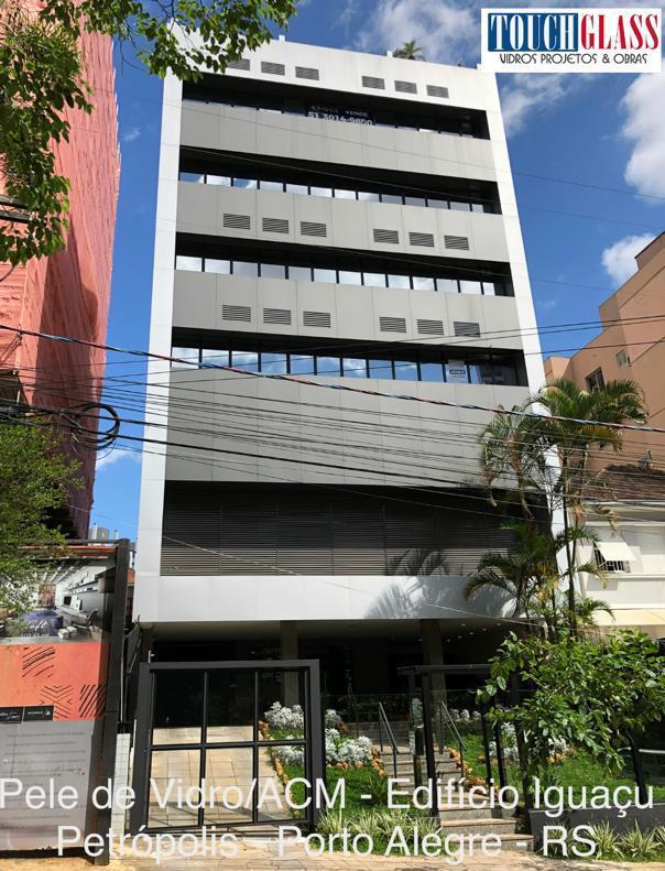 Edifício Iguaçu — fachada em pele de vidro e ACM, Petrópolis, Porto Alegre