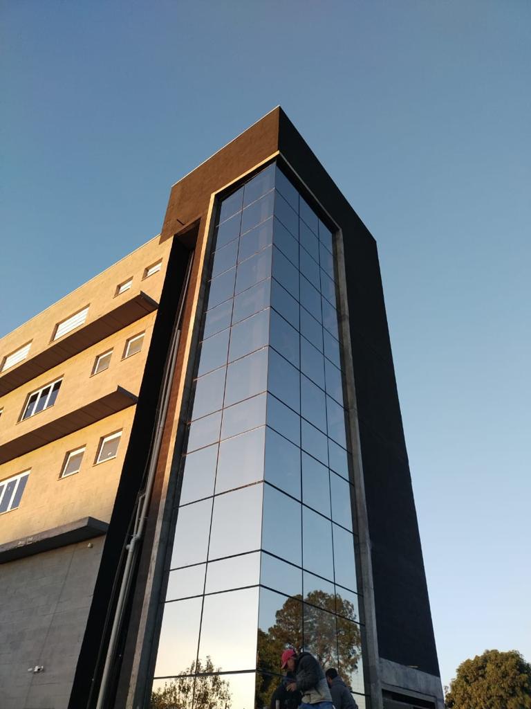 Fachada corporativa em pele de vidro refletiva executada pela TouchGlass